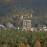Au Pied Des Monts Du Cantal