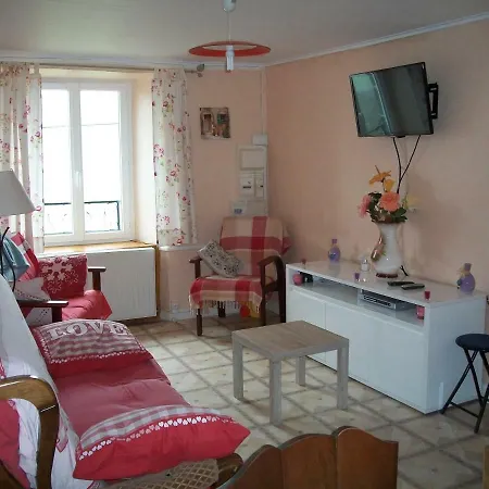 Au Pied Des Monts Du Cantal * Laveissiere