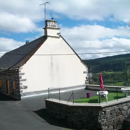 Апартаменты Au Pied Des Monts Du Cantal