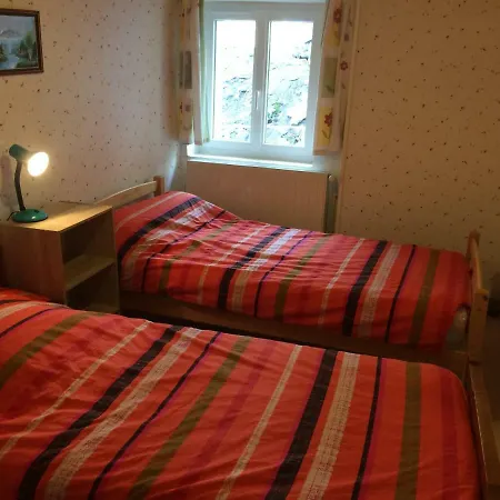 Au Pied Des Monts Du Cantal Apartamento Laveissière