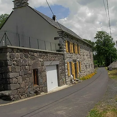 Au Pied Des Monts Du Cantal Apartamento *