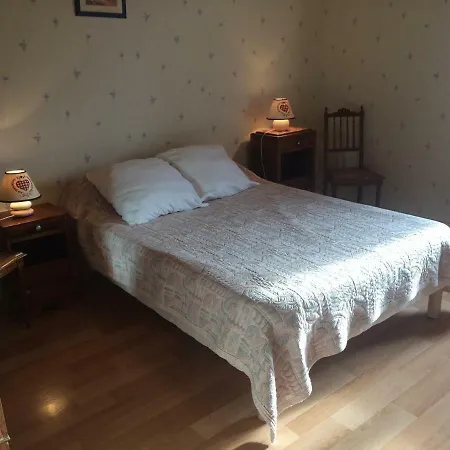 Au Pied Des Monts Du Cantal Apartamento Laveissière