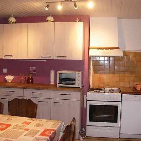 Au Pied Des Monts Du Cantal