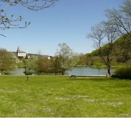 Au Pied Des Monts Du Cantal Laveissière