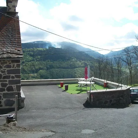 アパート Au Pied Des Monts Du Cantal