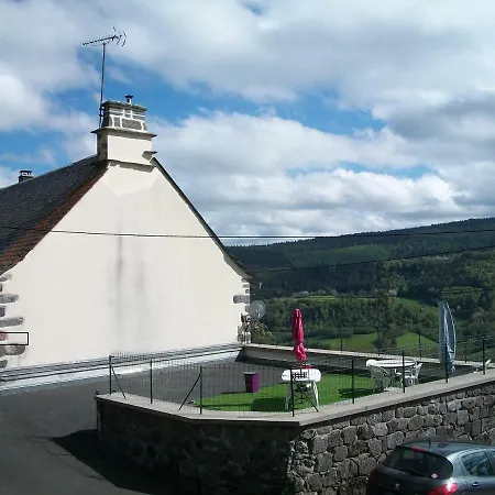 アパート Au Pied Des Monts Du Cantal