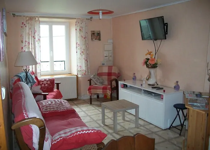 Au Pied Des Monts Du Cantal * Laveissiere