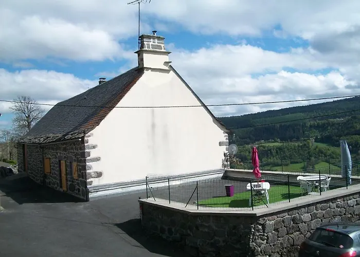 Апартаменты Au Pied Des Monts Du Cantal
