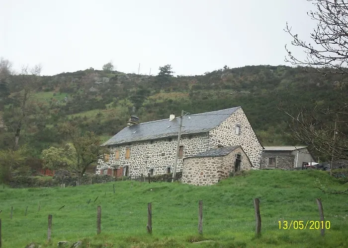 Au Pied Des Monts Du Cantal Апартаменты *