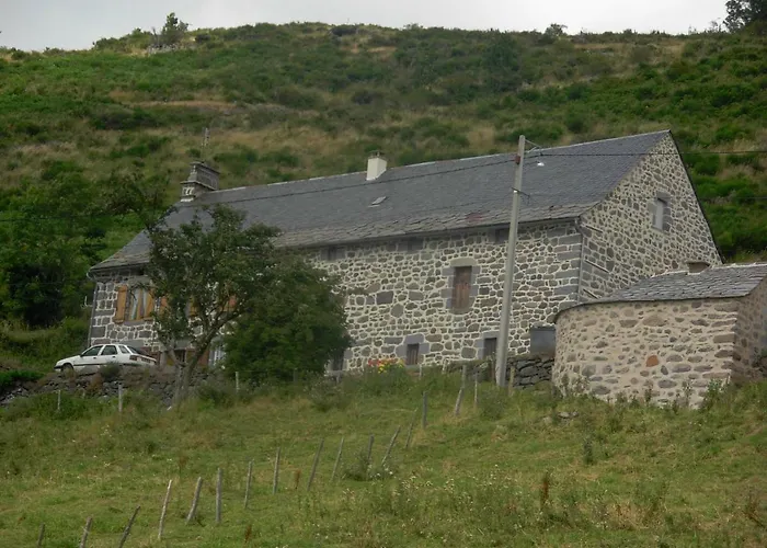 Au Pied Des Monts Du Cantal * Laveissiere