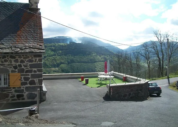 Апартаменты Au Pied Des Monts Du Cantal