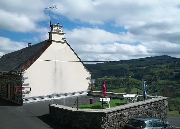 Апартаменты Au Pied Des Monts Du Cantal